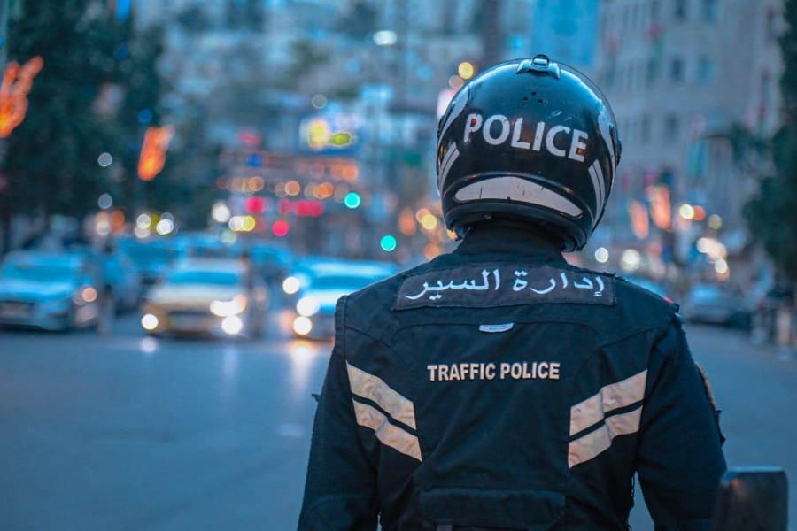 ضبط حدث 12 عاما يقود مركبة في عمان