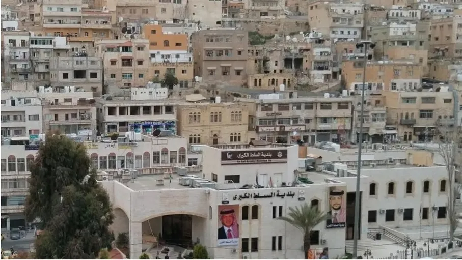 بلدية السلط الكبرى تعلن طرح عطاءات لتأهيل وصيانة طرق بقيمة 800 ألف دينار