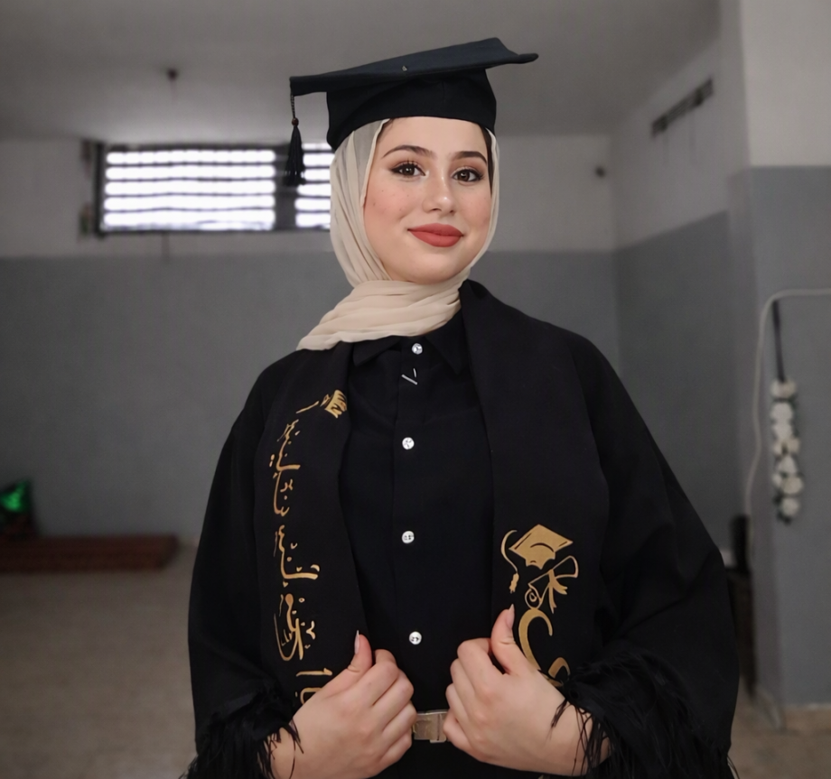 بتفوقها رغم الحرب ومرارة الغياب ..  أسيل تحقق حلم والدها الأسير  