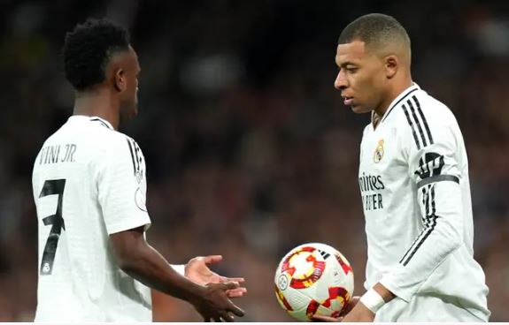 أزمة بين ريال مدريد و فينيسيوس بشأن تجديد العقد ..  ومبابي السبب