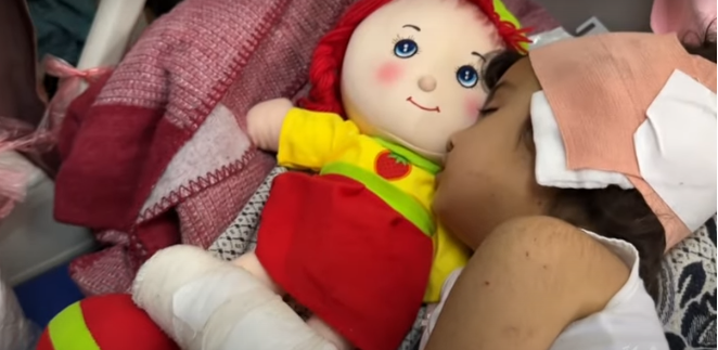 ميرا طفلة مصابة تنتظر علاجاً خارج غزة