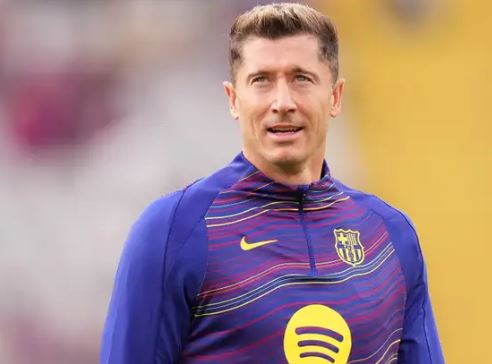 ليفاندوفسكي يرفض الفرص العربية ..  وبرشلونة يقرر الإطاحة به