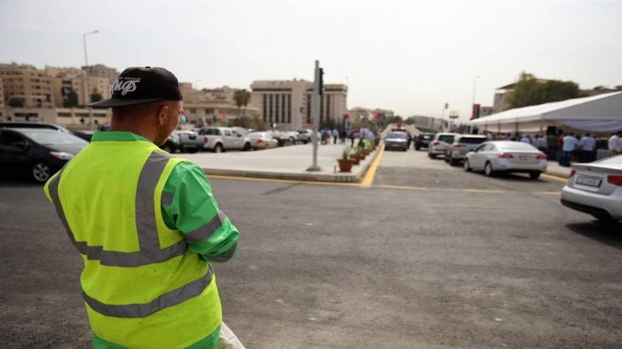 نواب يطالبون الحكومة بتثبيت عمال المياومة في الوزارات والدوائر الحكومية  