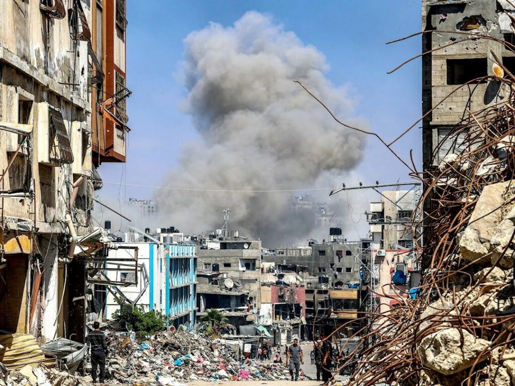 الاحتلال يعلن تنفيذ هجمات على مواقع لحماس بزعم خرق وقف إطلاق النار 