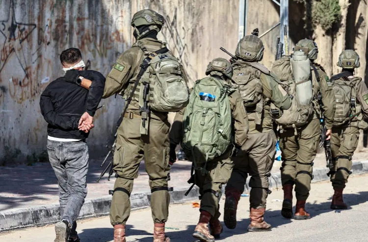 دهم واعتقالات بالضفة ومستوطنون يهاجمون مزارعين فلسطينيين