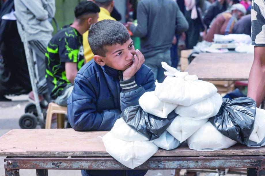 في غزة ..  الطُّفولة تُستبدل بالكدح و"البسطة" تحلّ مكان دفتر الدروس 