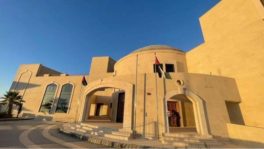بلدية السلط تدعو المواطنين لإزالة المركبات لتنفيذ أعمال دهان وتخطيط الشوارع