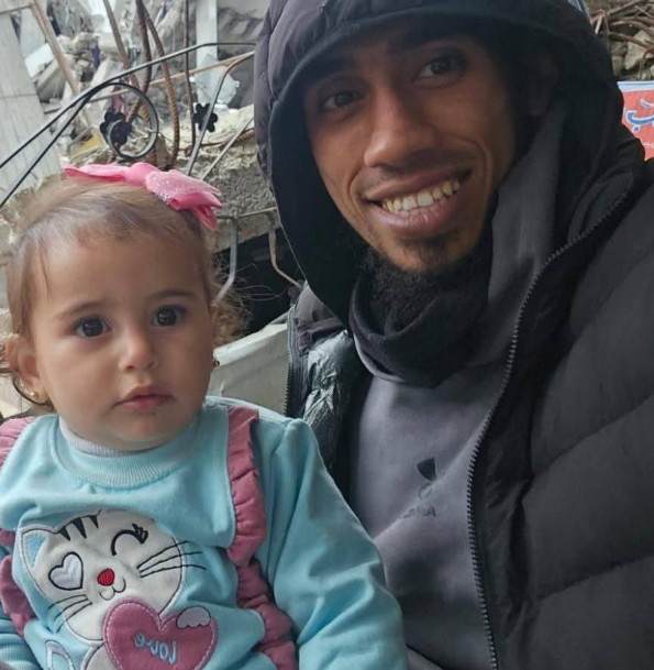 خمسة في كفن القلب ..  حكاية أحمد وابنته إيلا في مجزرة الشاطئ 