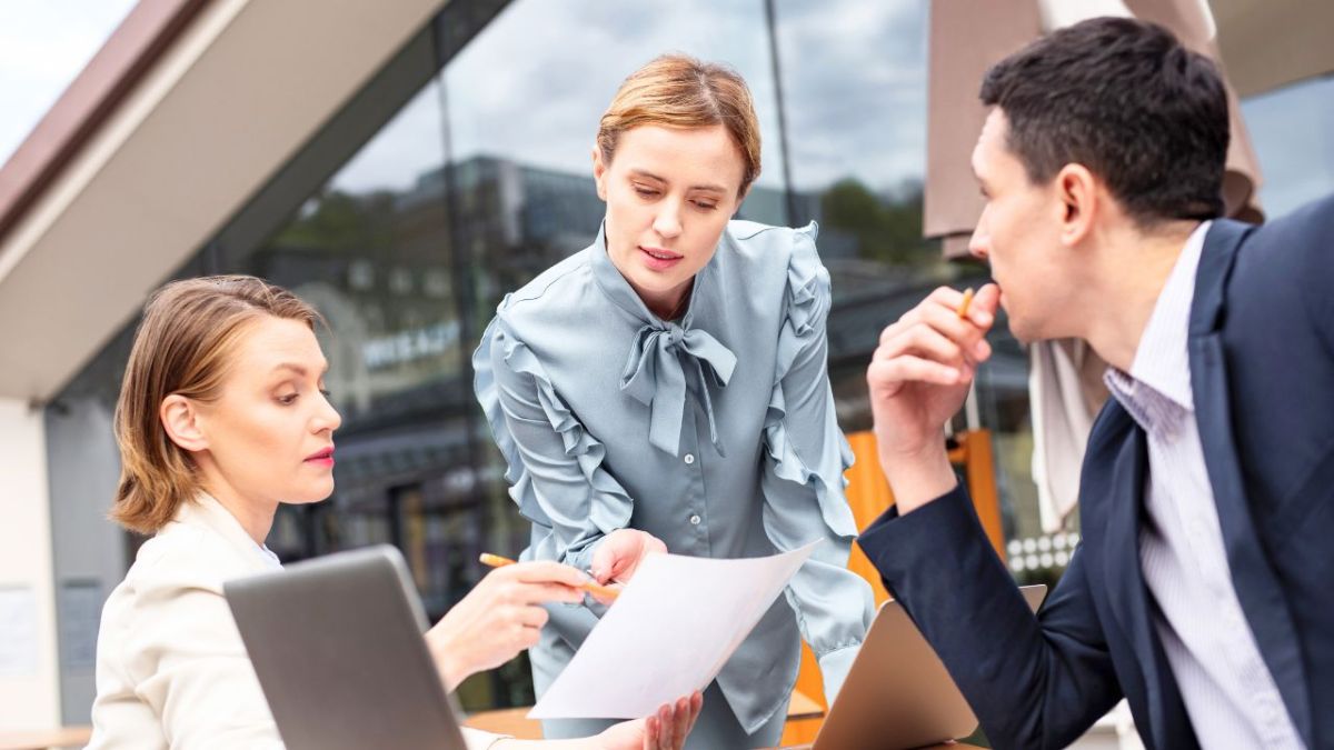 هل يواجه الشباب أزمة حقيقية في سوق العمل؟