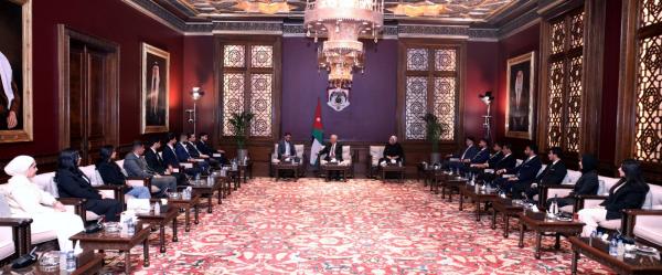 العيسوي يلتقي فعاليات شعبية وطلبة جامعيين