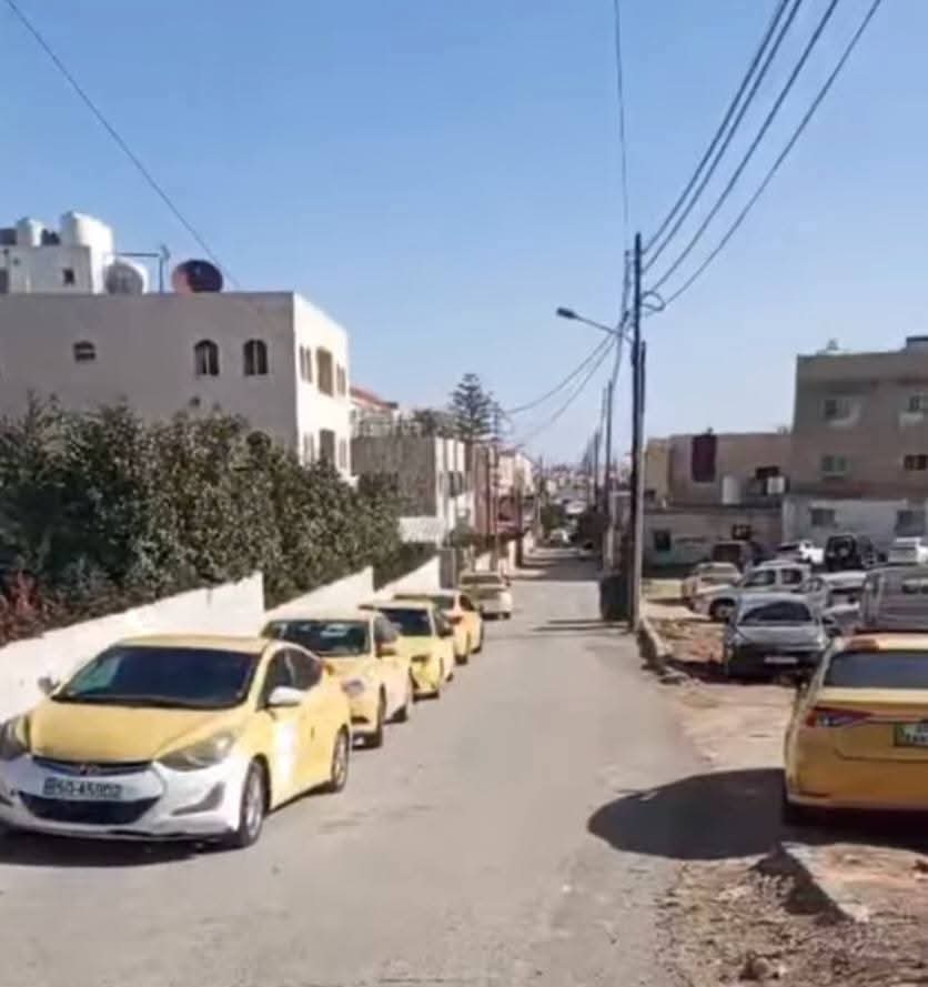 سائقو مكاتب التاكسي في مادبا ينفذون وقفة احتجاجية للمطالبة بضبط النقل الخصوصي