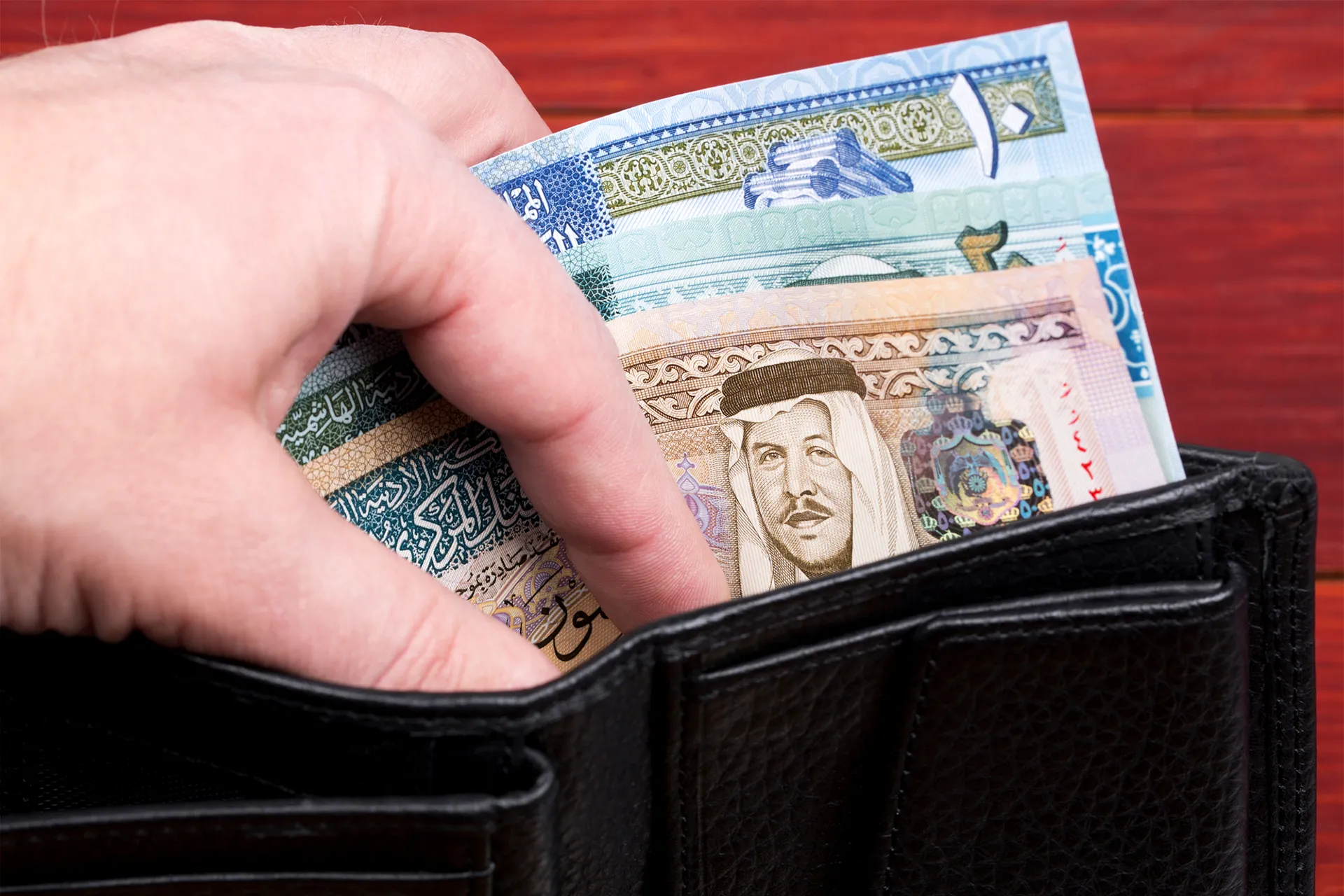 هل ستماطل البنوك في تخفيض الفائدة على قروض الأفراد والشركات؟