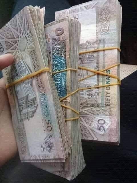 رزم الأموال تحت عدسة الهاتف ..  لماذا يتسابق البعض لاستعراض الثروة على السوشال ميديا؟ 