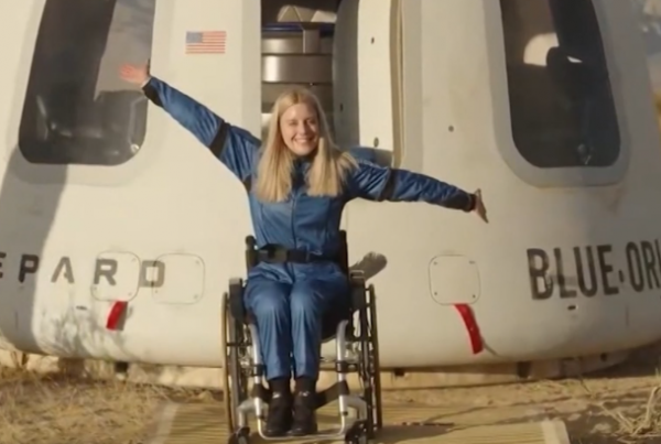 مهندسة ألمانية تصبح أول مقعدة كرسي متحرك تسافر إلى الفضاء