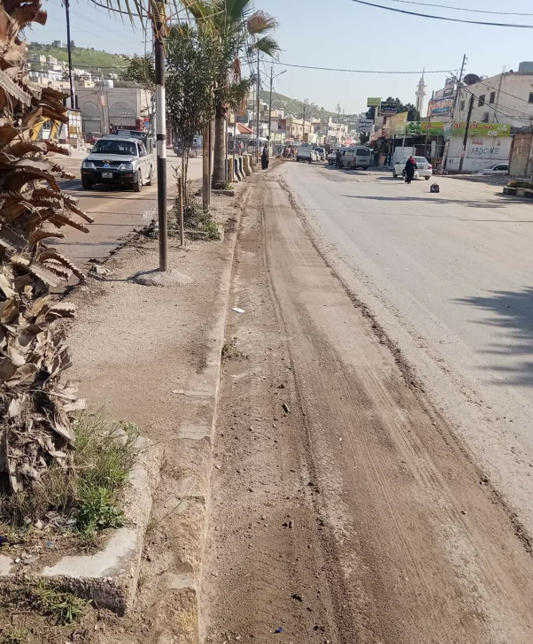 بلدية طبقة فحل تبدأ بتأهيل الأرصفة والجزر الوسطية بوسطها التجاري