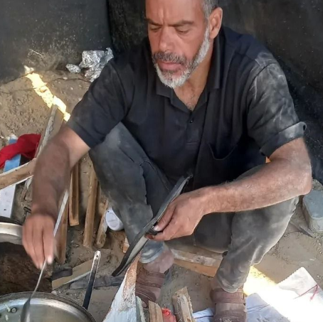 فنان غزّي يُحطّم لوحاته لإشعال النار وطهي الطعام لأطفاله  