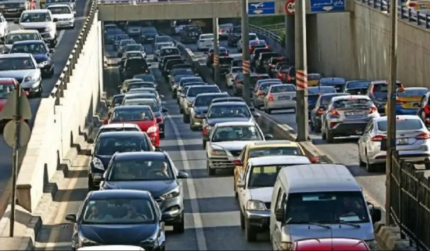 تصادم بين شاحنتين يغلق طريق المطار بالاتجاهين