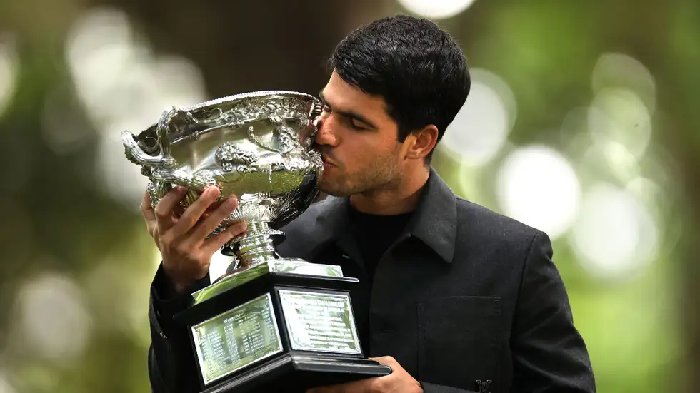 ألكاراز يوجه رسالة قاسية بعد التتويج: "لم أنم ..  وتذكرت من انتظر سقوطي"