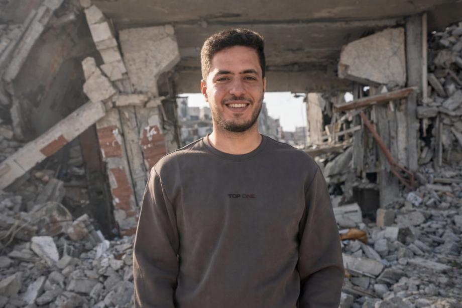 بيد مثخنة بالجراح … محسَّن أبو عودة يتمسَّك بحلم التَّمريض