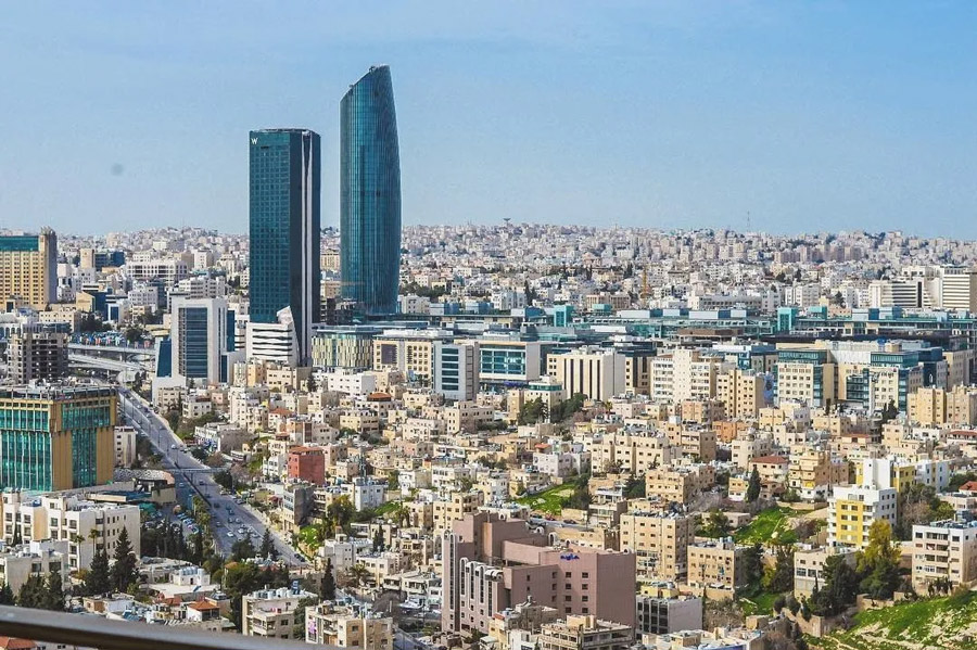 مئات الشقق والأراضي والمركبات معروضة للبيع ..  ماذا يحدث في جيوب الأردنيين؟