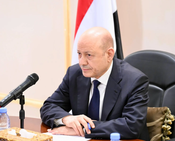 العليمي يفرض حظراً جوياً وبحرياً وبرياً على كافة الموانئ والمنافذ اليمنية