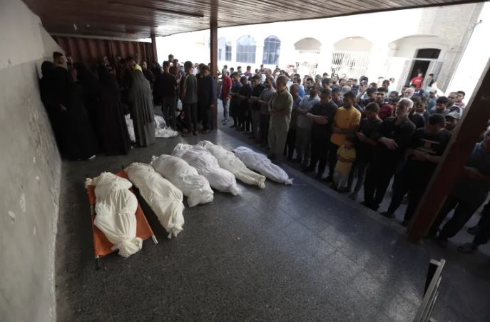 بينهم طبيب وأبناؤه الأربعة  ..   قصف إسرائيلي متواصل على قطاع غزة 