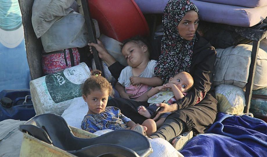 من شمال غزة إلى جنوبها ..  أم ثكلى تحمل وجعها وأطفالها في طريق النزوح 