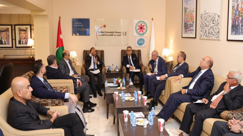 البنك المركزي: الصحة والتعليم والخدمات الحكومية من أكثر القطاعات كثافة في العمالة