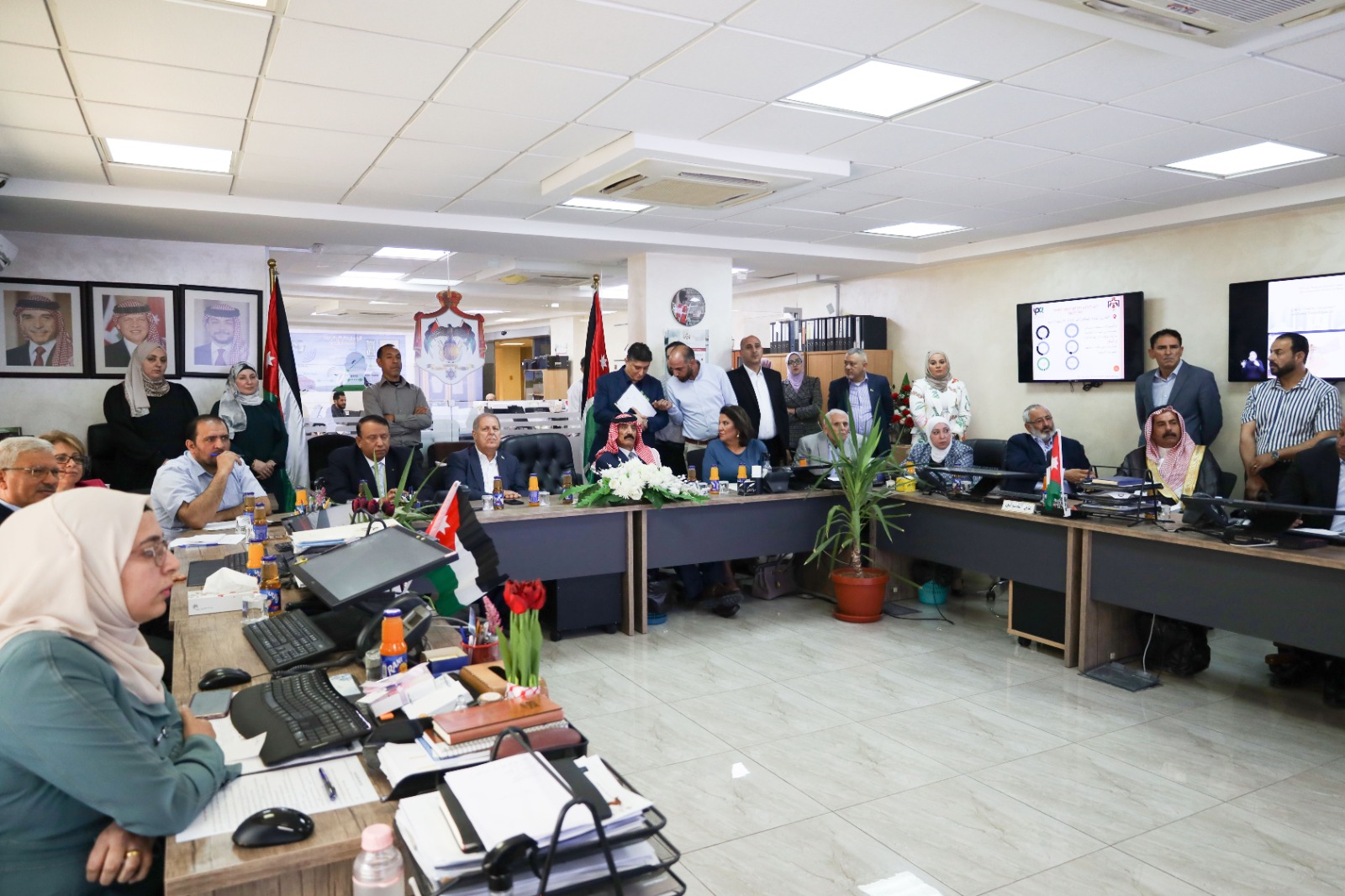 لجنة الخدمات العامة والنقل في الأعيان تطلع على مشروع تتبع المركبات الحكومية في وزارة النقل
