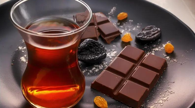 تناول الشوكولاتة مع الشاي مفيد للقلب ..  ويخفض ضغط الدم