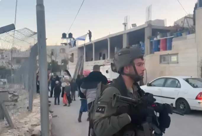 مستوطنون يستولون على منزل فلسطيني بالخليل