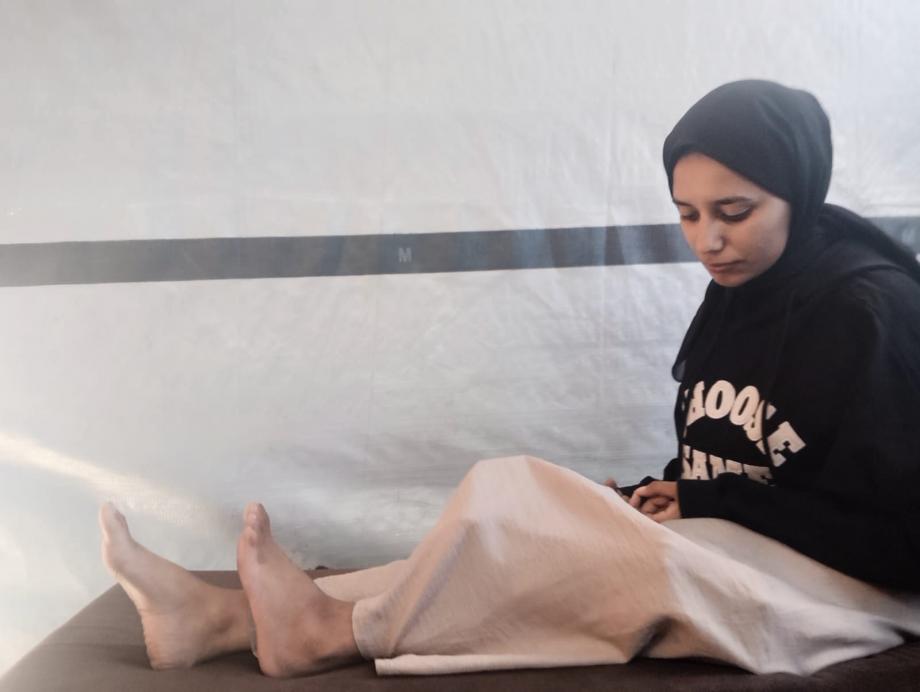 بين شهادة النجاح وسرير الانتظار ..  شظية تحرم شذا من الحركة 