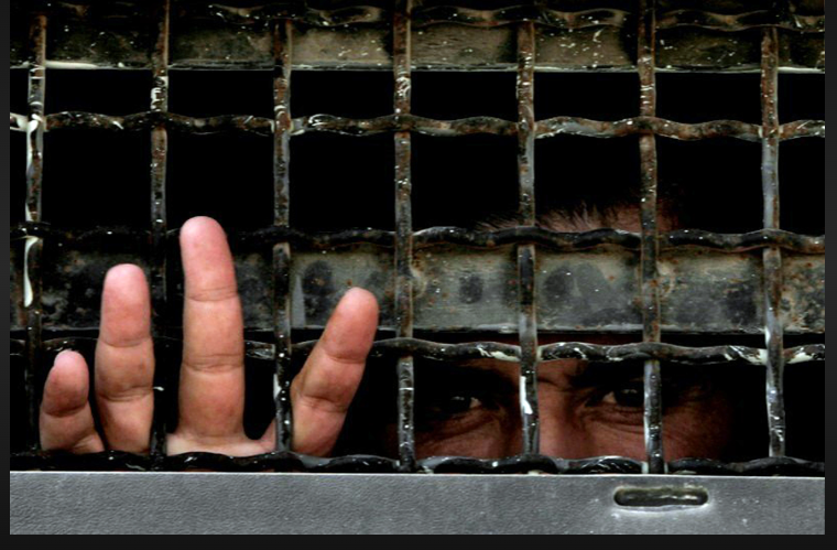 الاحتلال يحتجز 32 أسيرًا من غزة بعد انتهاء محكومياتهم  