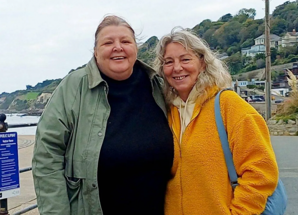 شقيقتان تلتقيان للمرة الأولى منذ أكثر من 50 عاماً