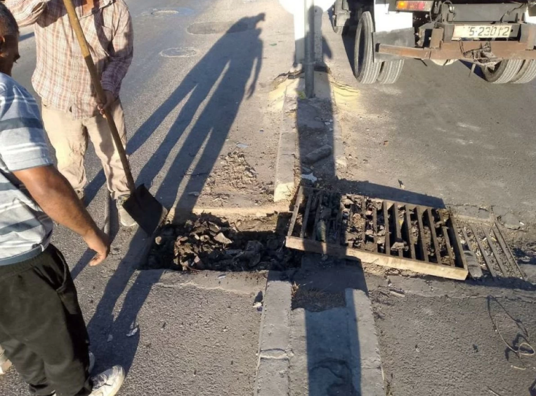 بلدية إربد تستعد للشتاء: حملة مكثفة لتنظيف وصيانة مناهل الأمطار  