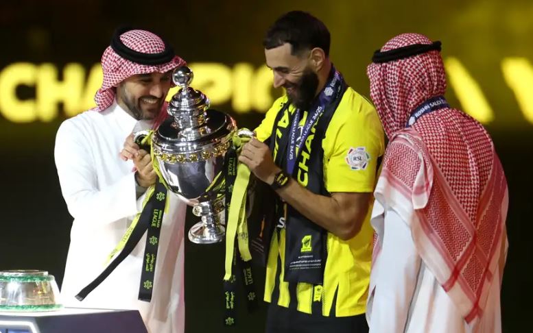 مزحة وزير الرياضة السعودي مع بنزيما تُشعل أجواء تتويج الاتحاد