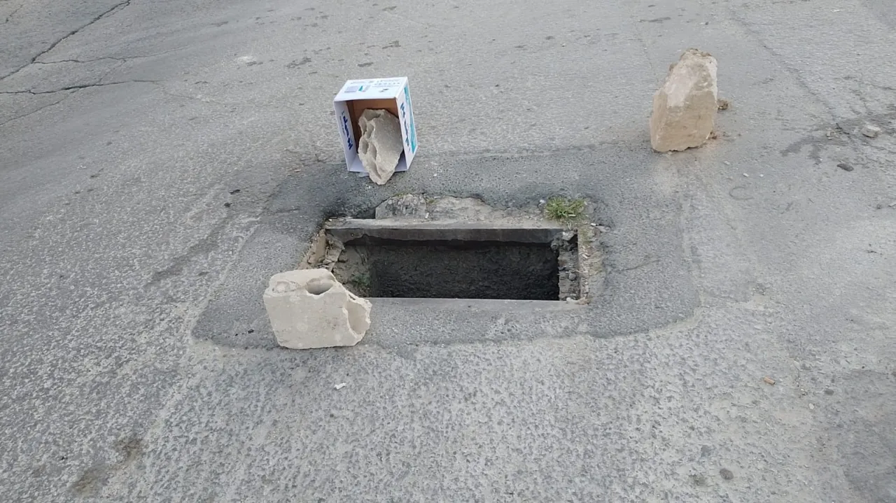 سرقة أغطية المناهل… شكاوى وتحذيرات من خطر يهدد سلامة الطرق والمواطنين