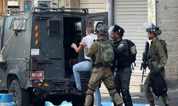 الاحتلال يشن حملة اقتحامات واعتقالات بالضفة ويضرم النار في منازل فلسطينية 