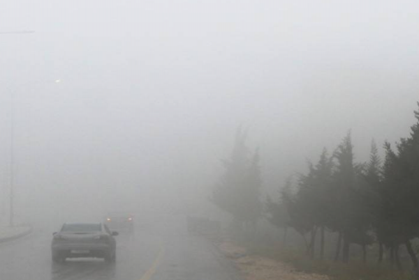 الضباب يلف طرقا في الأردن 