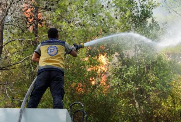 إجلاء عائلات وتواصل إخماد الحرائق بريف اللاذقية لليوم الرابع