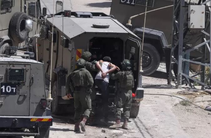 "بينهم رئيس رابطة علماء فلسطين" ..  الاحتلال ينفِّذ حملة اعتقالات واسعة في الضفة الغربيَّة  