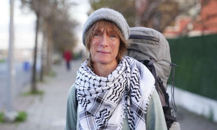 دعما لفلسطين ..  ناشطة بريطانية تسير منذ 6 أشهر إلى إسطنبول