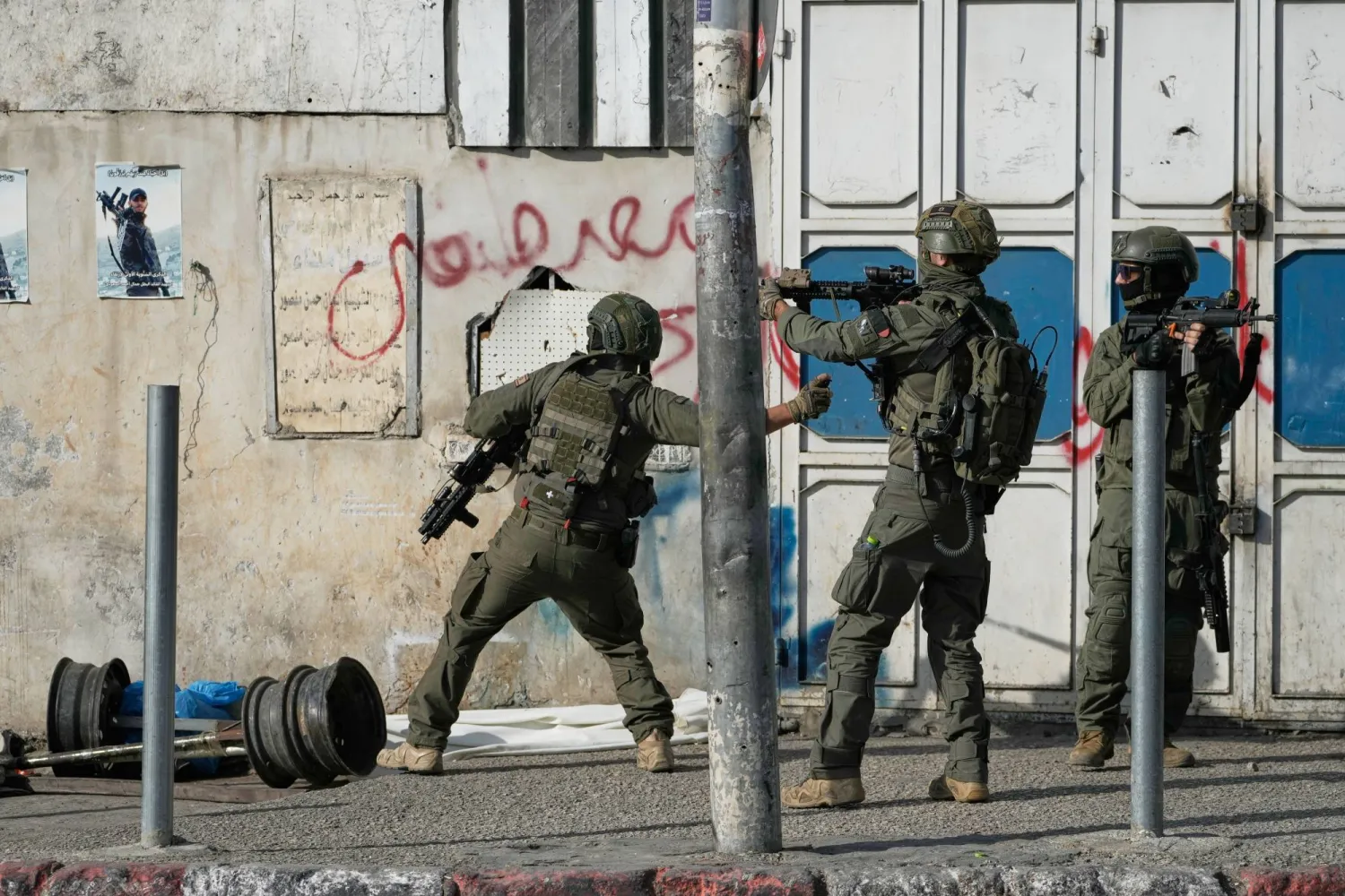 القوات الإسرائيلية تعتقل 56 فلسطينياً من جنوب الضفة الغربية