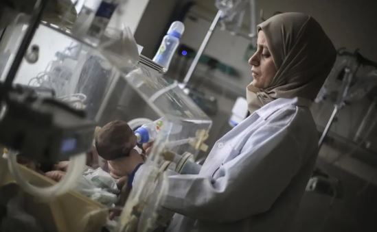 الأطفال الرضع بغزة يواجهون موجة قاسية من الالتهابات الصدرية