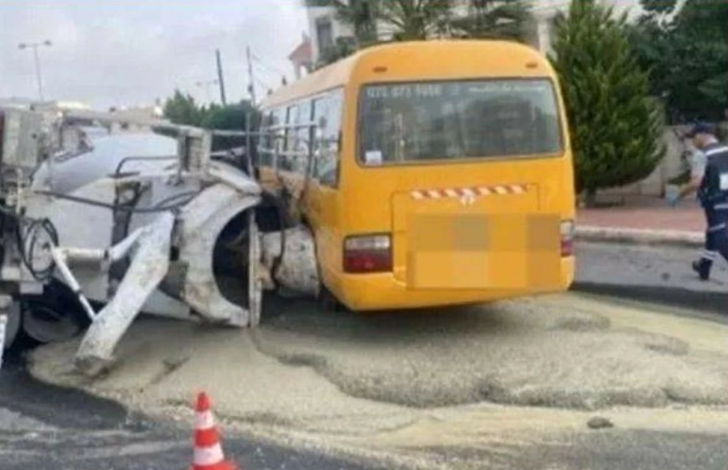 ازدحام مروري في أبو نصير بسبب تصادم باص مدرسة وخلاط إسمنت