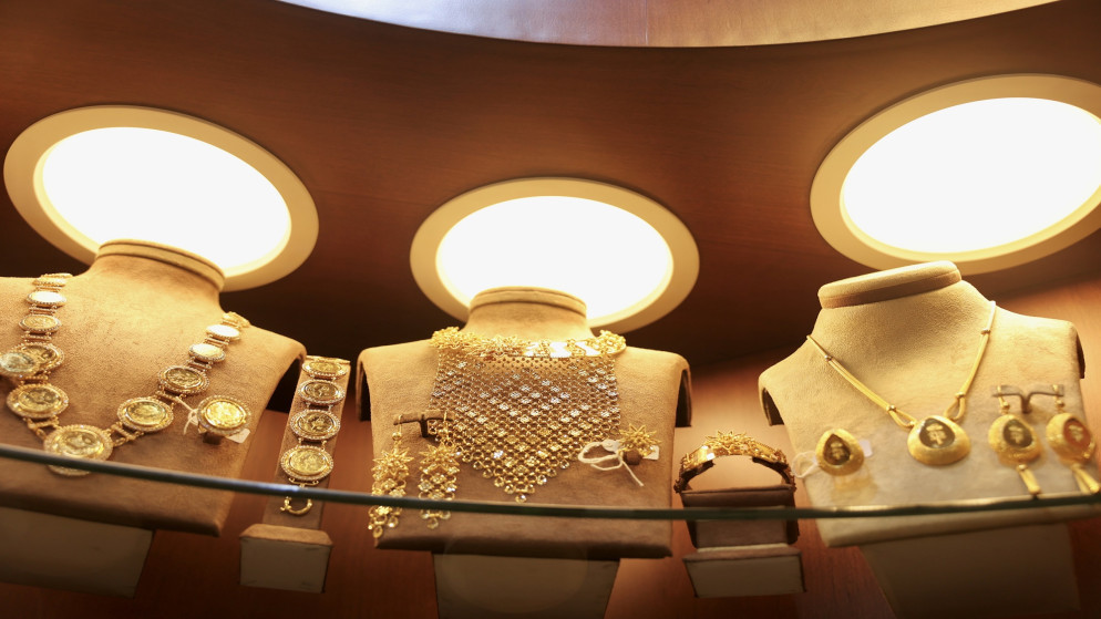 الذهب يتراجع عن ذروة شهر مع ارتفاع الدولار