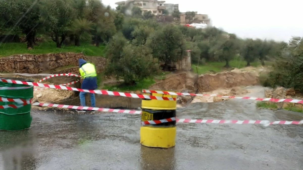 بلدية الطفيلة تغلق طريق “الموردة” بسبب مداهمة سيول الأمطار