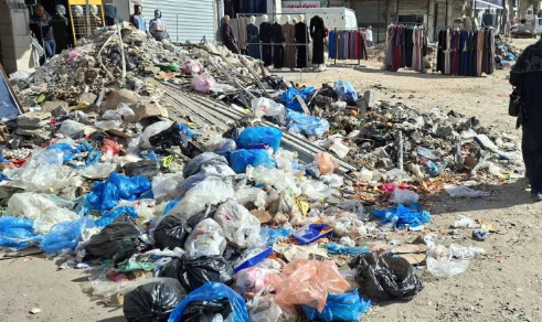 بين القمامة والمجاري ..  حياة النازحين في غزة تحت حصار الخطر الصامت  