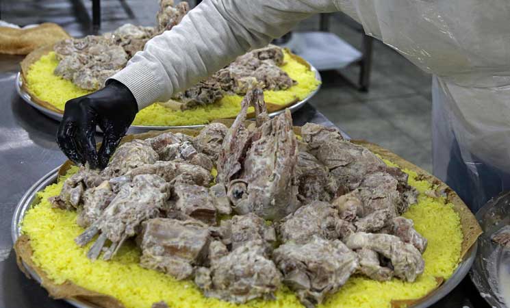 بعد وضع الطعام في بيت العزاء… الجميع تناول الطعام باستثناء أهل الميت