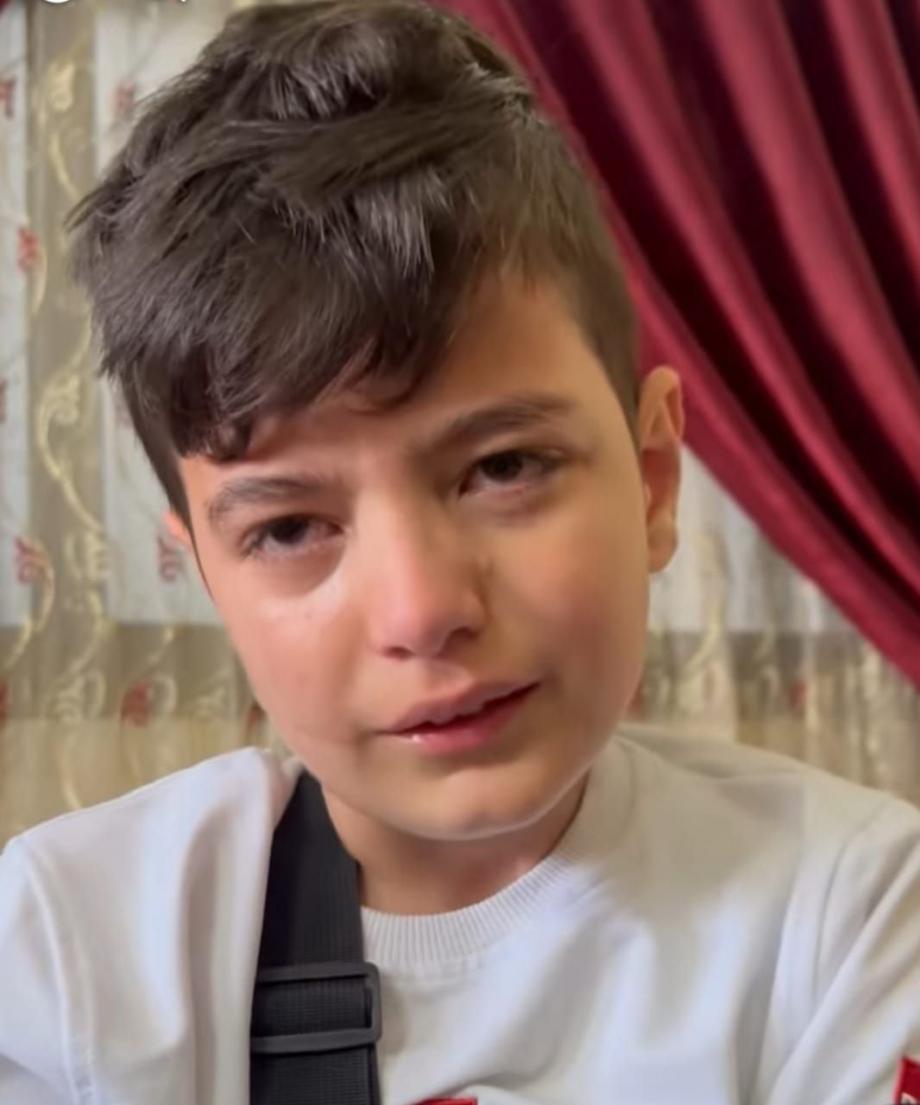 "أعيادي خلصت" ..  الطِّفل "أمين" يواجه الحرب على كرسيّ متحرِّك  